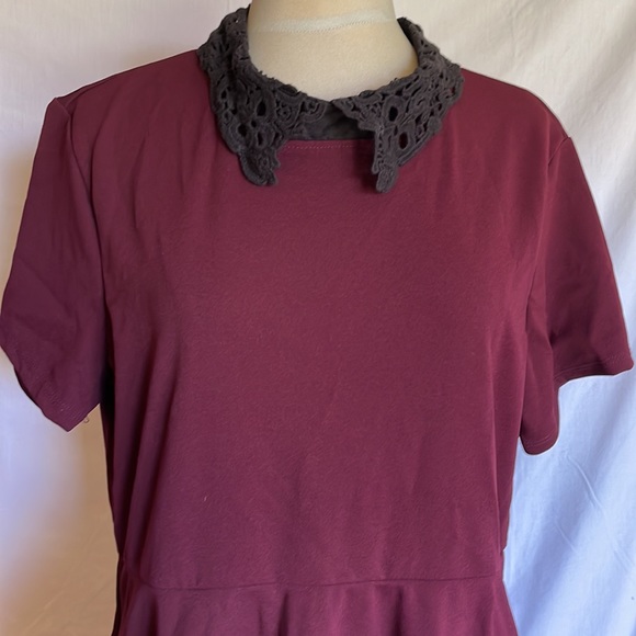 Hot topic Burgundy dress with black lace collar - Picture 2 of 4